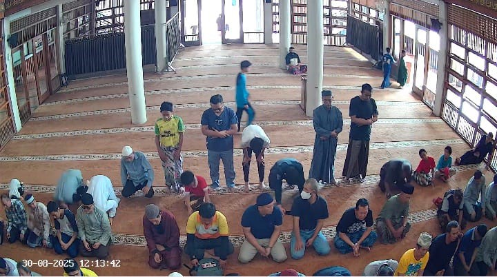 Suasana Khusyuk Salat Dzuhur Berjamaah dengan Jamaah yang Melimpah6 Rabi’ul awal 1447H; 30 Agustus 2025