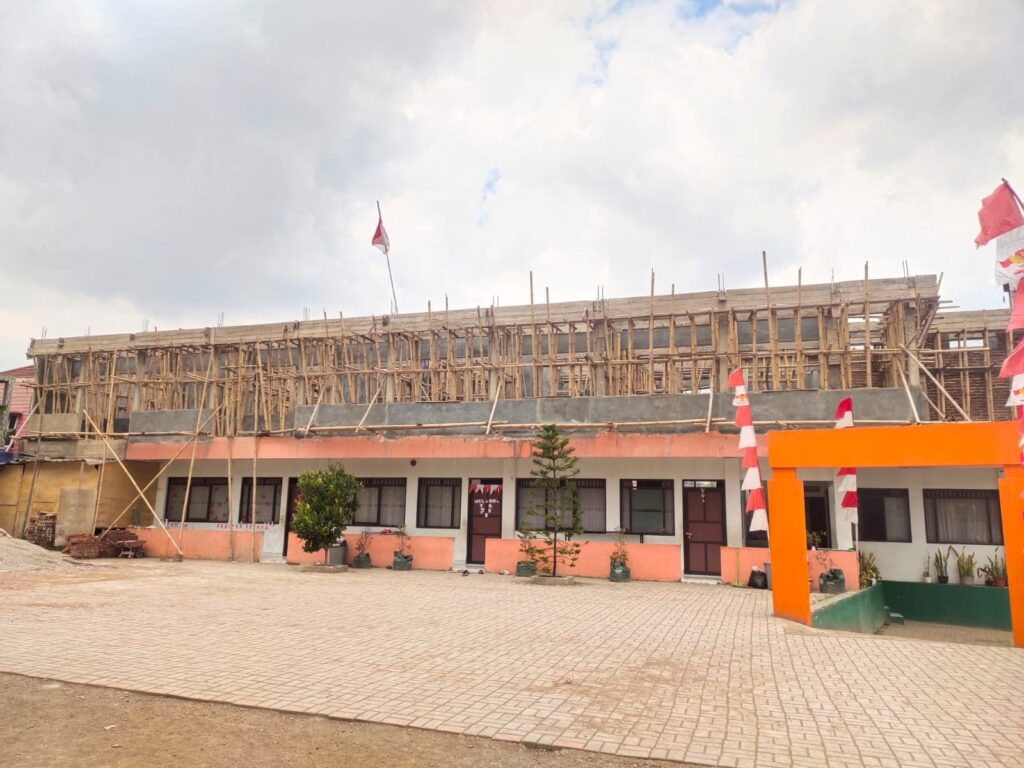 Kabar Perkembangan Ruang Kelas Baru Pembangunan SMP Boarding Binamulya YBTMA