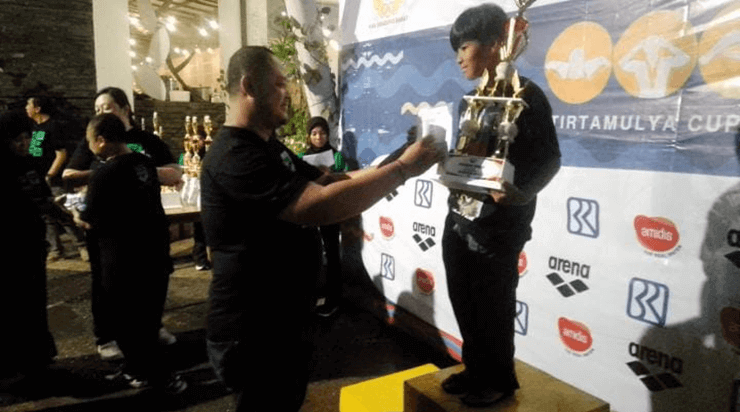 Zhafar, Siswa SDQ Binamulya Meraih Juara Perenang Terbaik KU VA Putra Pada Kejuaraan “TIRTAMULYA CUP II” 2025