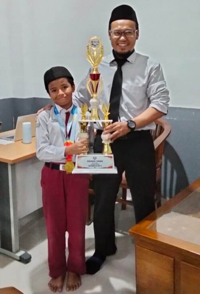 Zhafar, Siswa SDQ Binamulya Meraih Juara Perenang Terbaik KU VA Putra Pada Kejuaraan “TIRTAMULYA CUP II” 2025