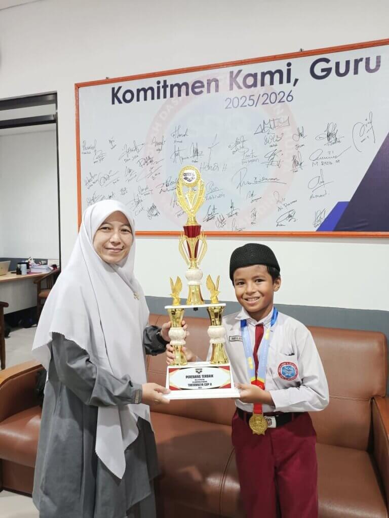 Zhafar, Siswa SDQ Binamulya Meraih Juara Perenang Terbaik KU VA Putra Pada Kejuaraan “TIRTAMULYA CUP II” 2025