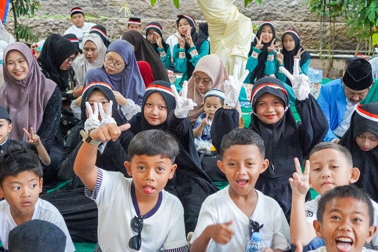 Pesantren Tanimulya Indah Ma’had Al-Istiqlal Kejar 3 Keberkahan Dalam Sehari ;  Gelar Kegiatan Majelis Kubro, Hari Santri Nasional dan Santunan Anak Yatim Bersamaan