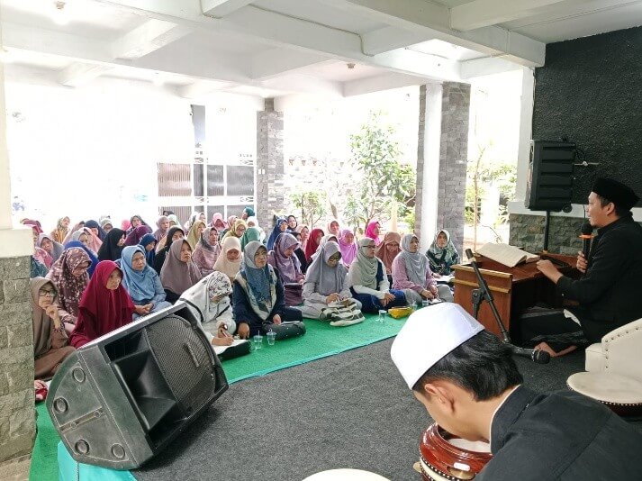 Majelis Qubro Pesantren Tanimulya Indah Ma’had Al-Istiqlal : Menguatkan Makna Aqiqah dalam Membangun Generasi Berakhlak