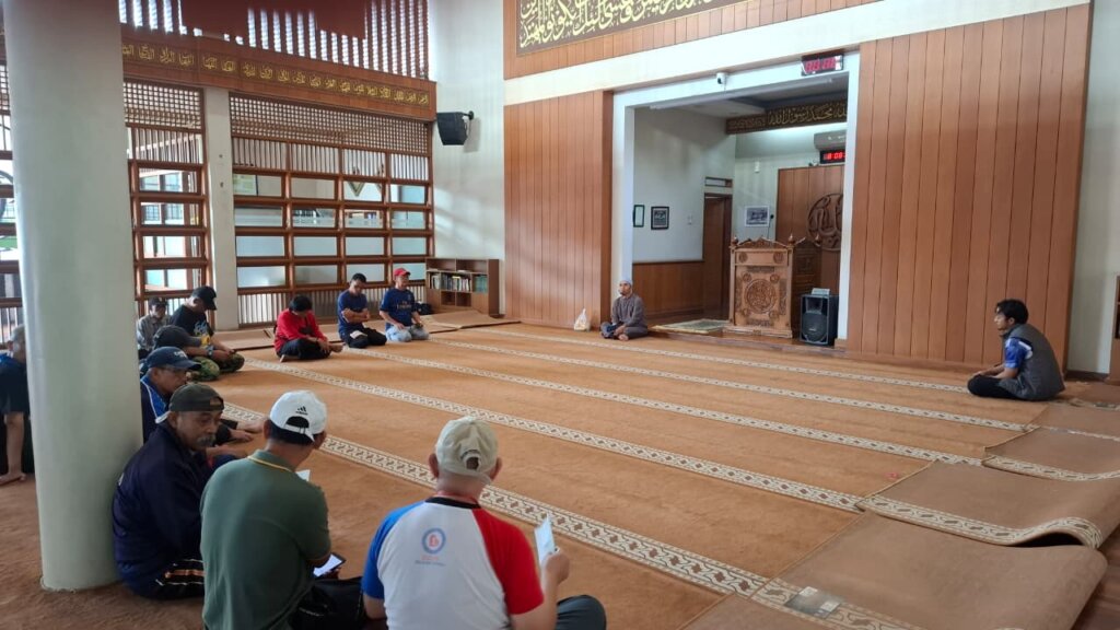 Raih Keberkahan Menyambut Ramadhan – Kerja Bakti Pengurus DKM dan Jamaah Mesjid Al Mujahidin RW 15 Tanimulya Indah Sambut Ramadhan 1447 H