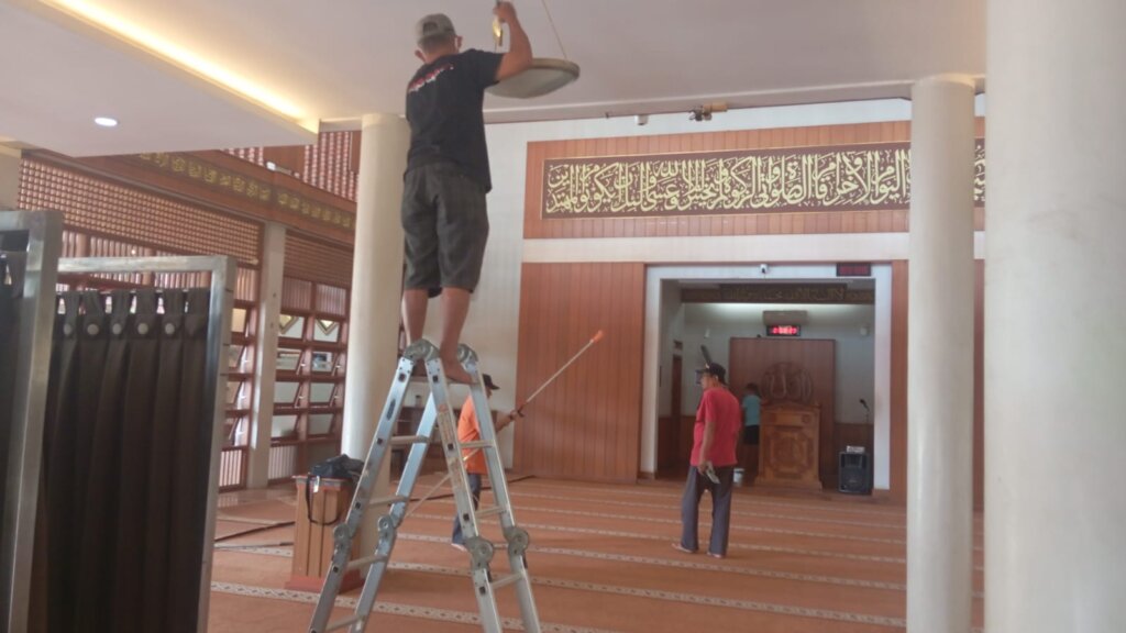 Raih Keberkahan Menyambut Ramadhan – Kerja Bakti Pengurus DKM dan Jamaah Mesjid Al Mujahidin RW 15 Tanimulya Indah Sambut Ramadhan 1447 H